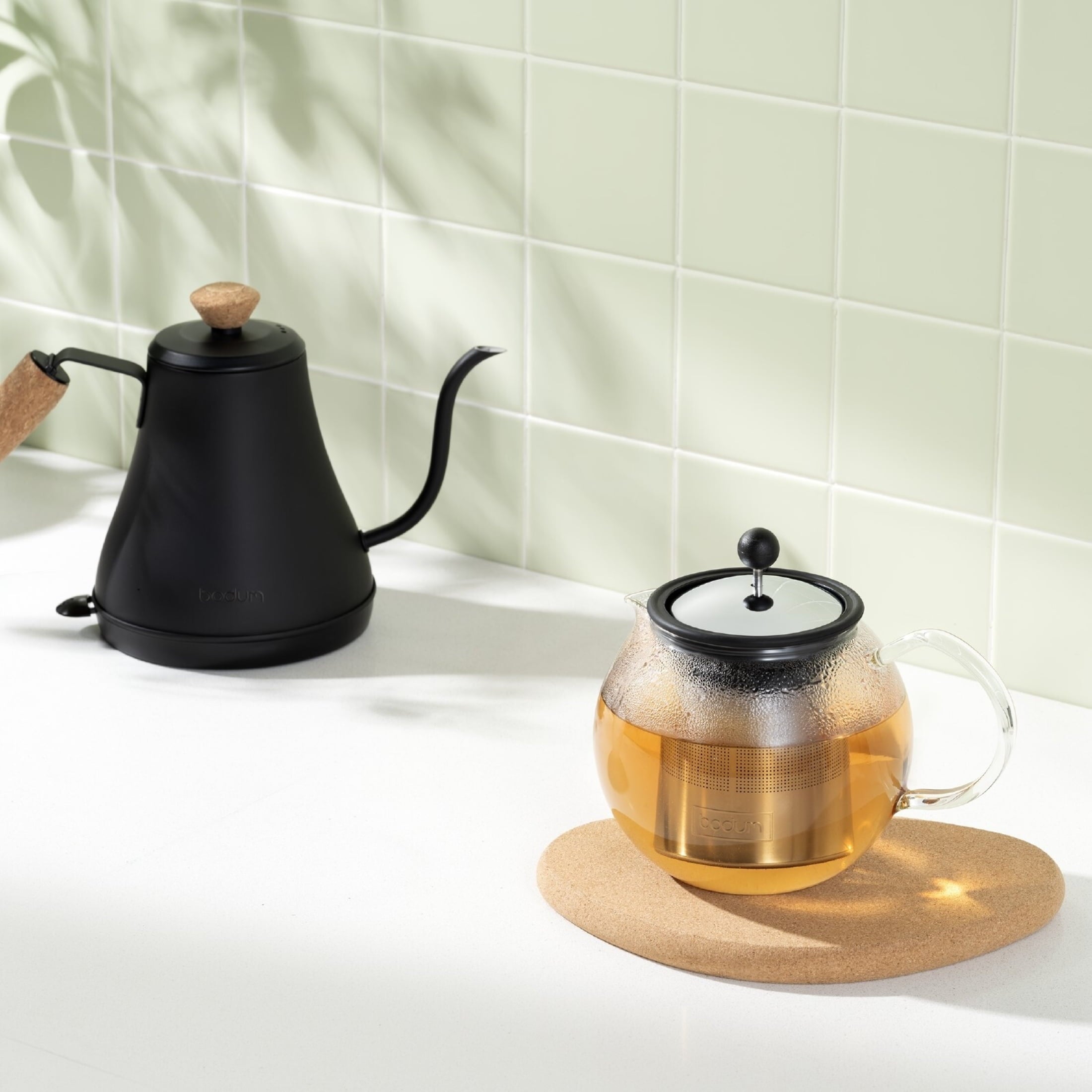 Bodum 8-Cup Electric Gooseneck Kettle, Black with Automatic Shut-off